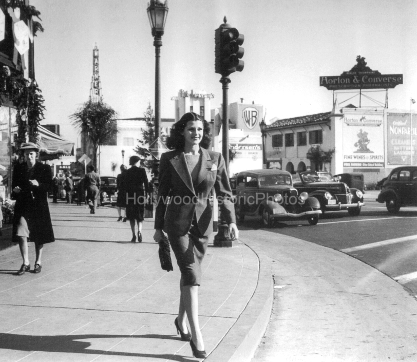 Rita Hayworth 1947 2 on Wilshire Blvd. and Beverly Drive wm.jpg